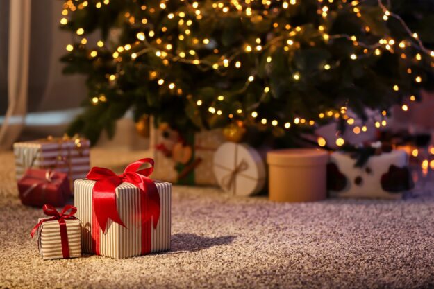 221117112015-christmas-tree-gift-boxes-stock